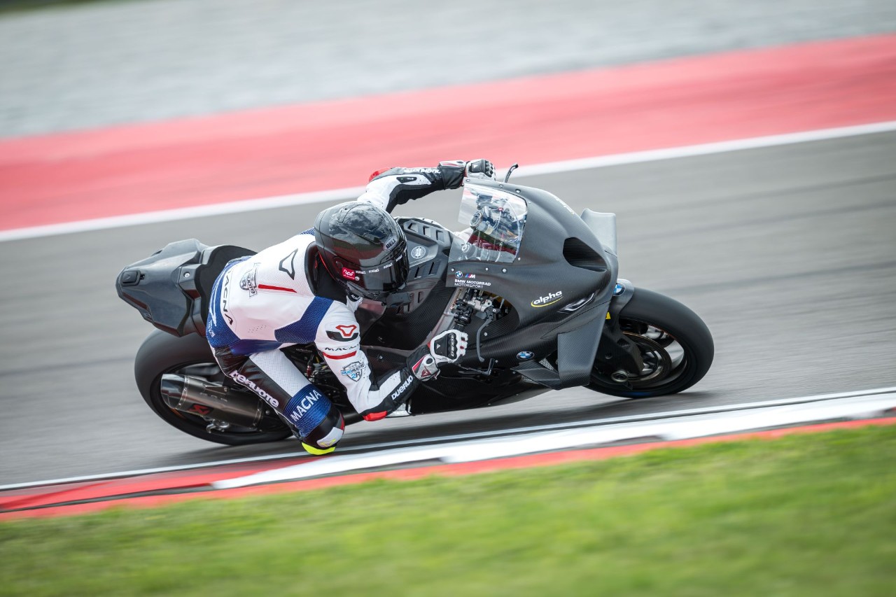 DueruoteTG #238 - Abbiamo guidato in pista la BMW che corre in SBK! 